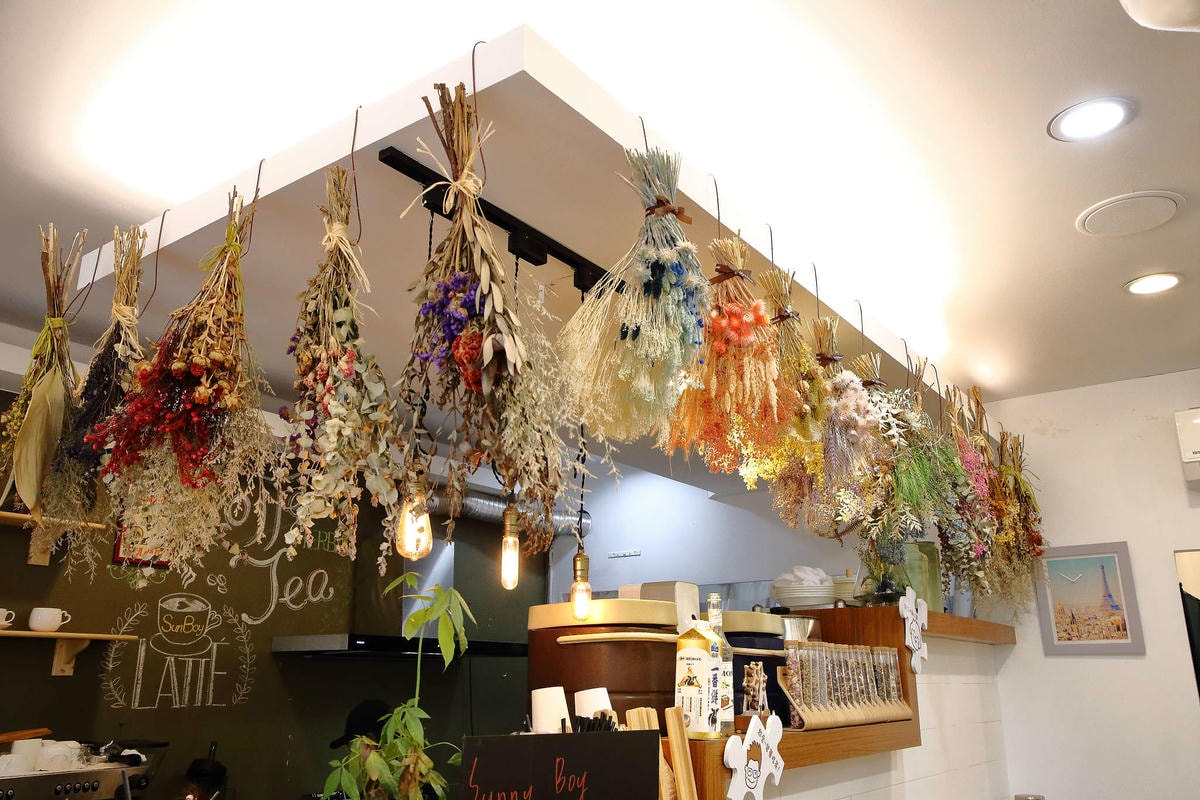 【食。中和】SUN BOY 陽光男孩餐飲店〜IG熱門打卡點。女孩們,這裡有繽紛色彩花牆,好喝的花草茶花辦果粒統統看得到!(已歇業)