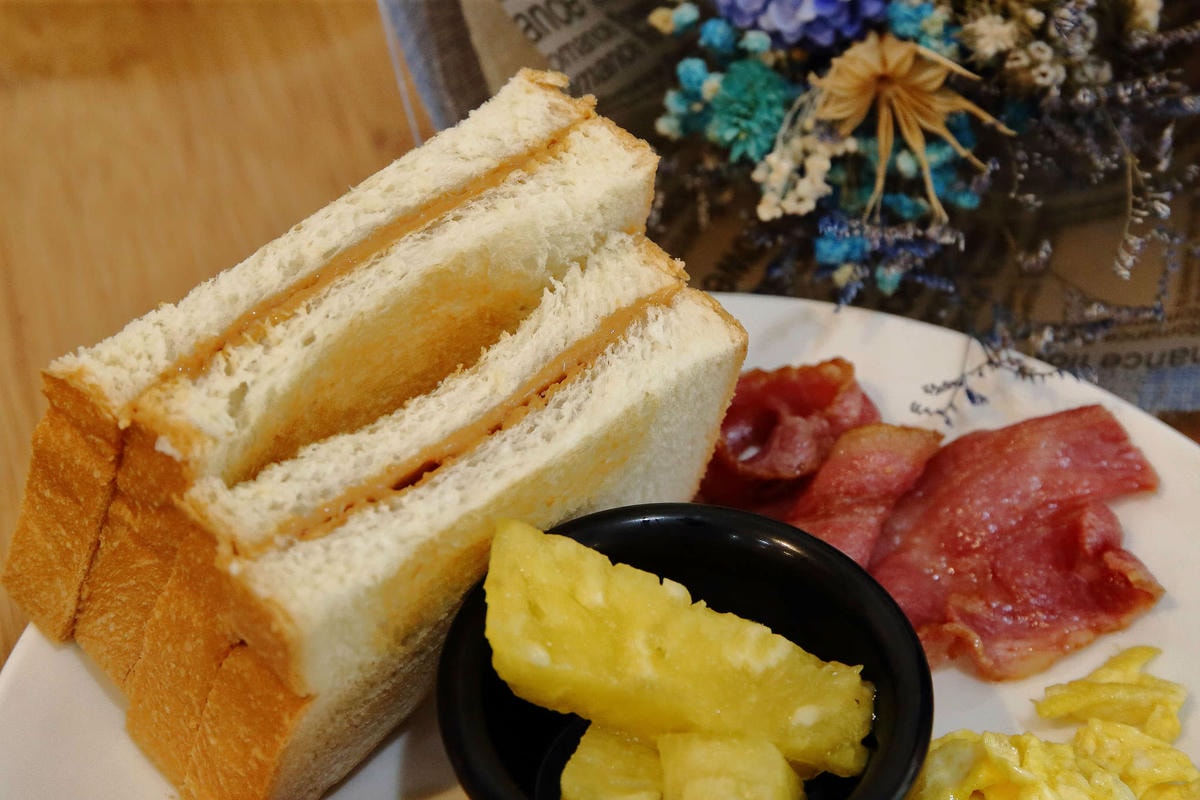 【食。中和】SUN BOY 陽光男孩餐飲店〜IG熱門打卡點。女孩們,這裡有繽紛色彩花牆,好喝的花草茶花辦果粒統統看得到!(已歇業)