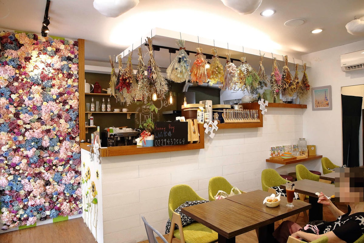 【食。中和】SUN BOY 陽光男孩餐飲店〜IG熱門打卡點。女孩們,這裡有繽紛色彩花牆,好喝的花草茶花辦果粒統統看得到!(已歇業)