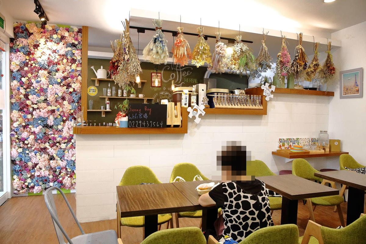 【食。中和】SUN BOY 陽光男孩餐飲店〜IG熱門打卡點。女孩們,這裡有繽紛色彩花牆,好喝的花草茶花辦果粒統統看得到!(已歇業)