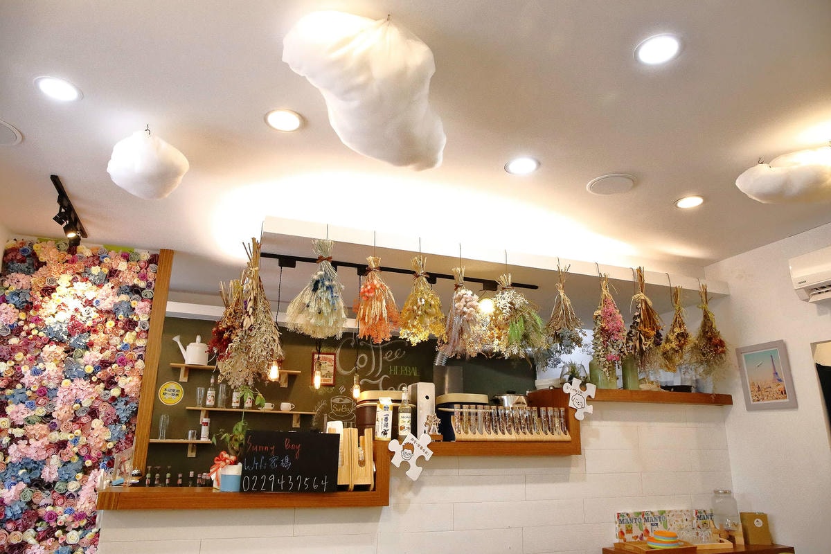 【食。中和】SUN BOY 陽光男孩餐飲店〜IG熱門打卡點。女孩們,這裡有繽紛色彩花牆,好喝的花草茶花辦果粒統統看得到!(已歇業)