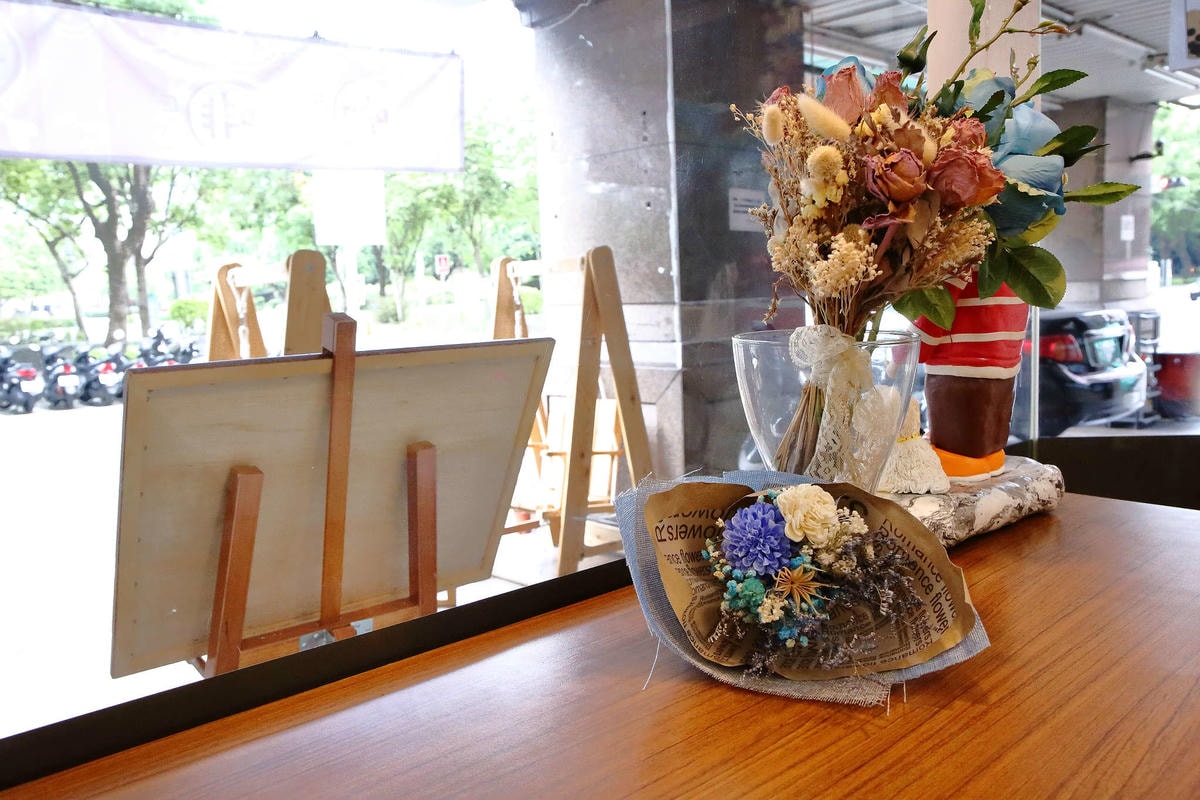 【食。中和】SUN BOY 陽光男孩餐飲店〜IG熱門打卡點。女孩們,這裡有繽紛色彩花牆,好喝的花草茶花辦果粒統統看得到!(已歇業)