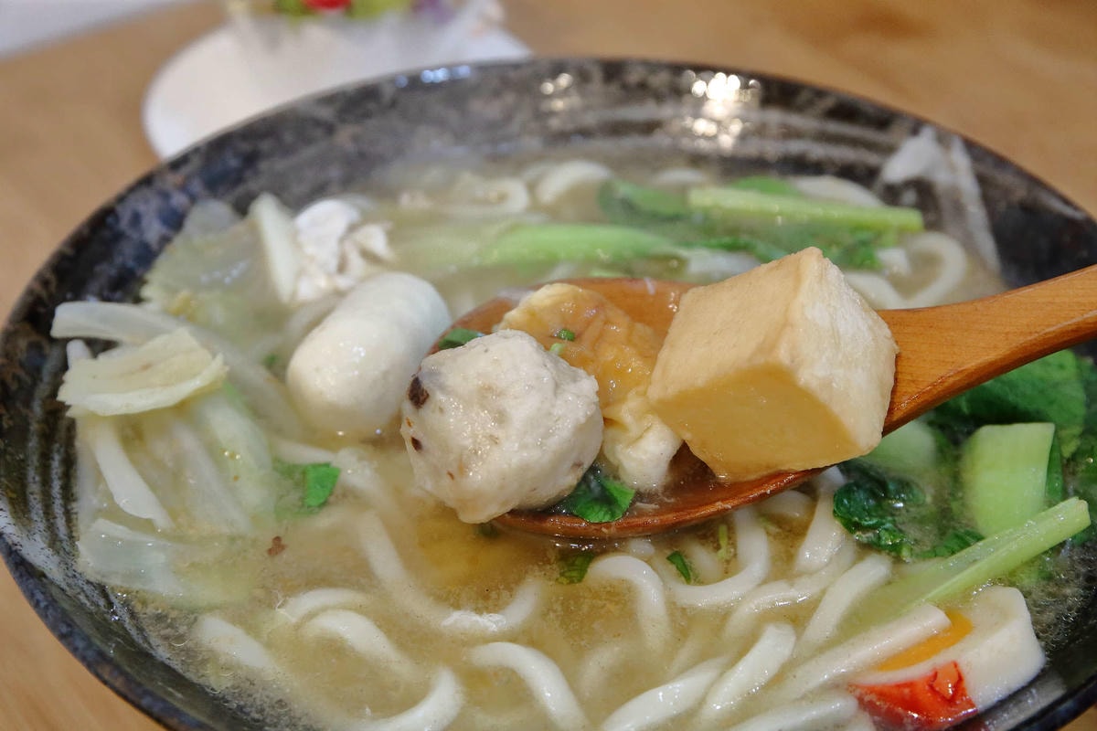 【食。中和】SUN BOY 陽光男孩餐飲店〜IG熱門打卡點。女孩們,這裡有繽紛色彩花牆,好喝的花草茶花辦果粒統統看得到!(已歇業)