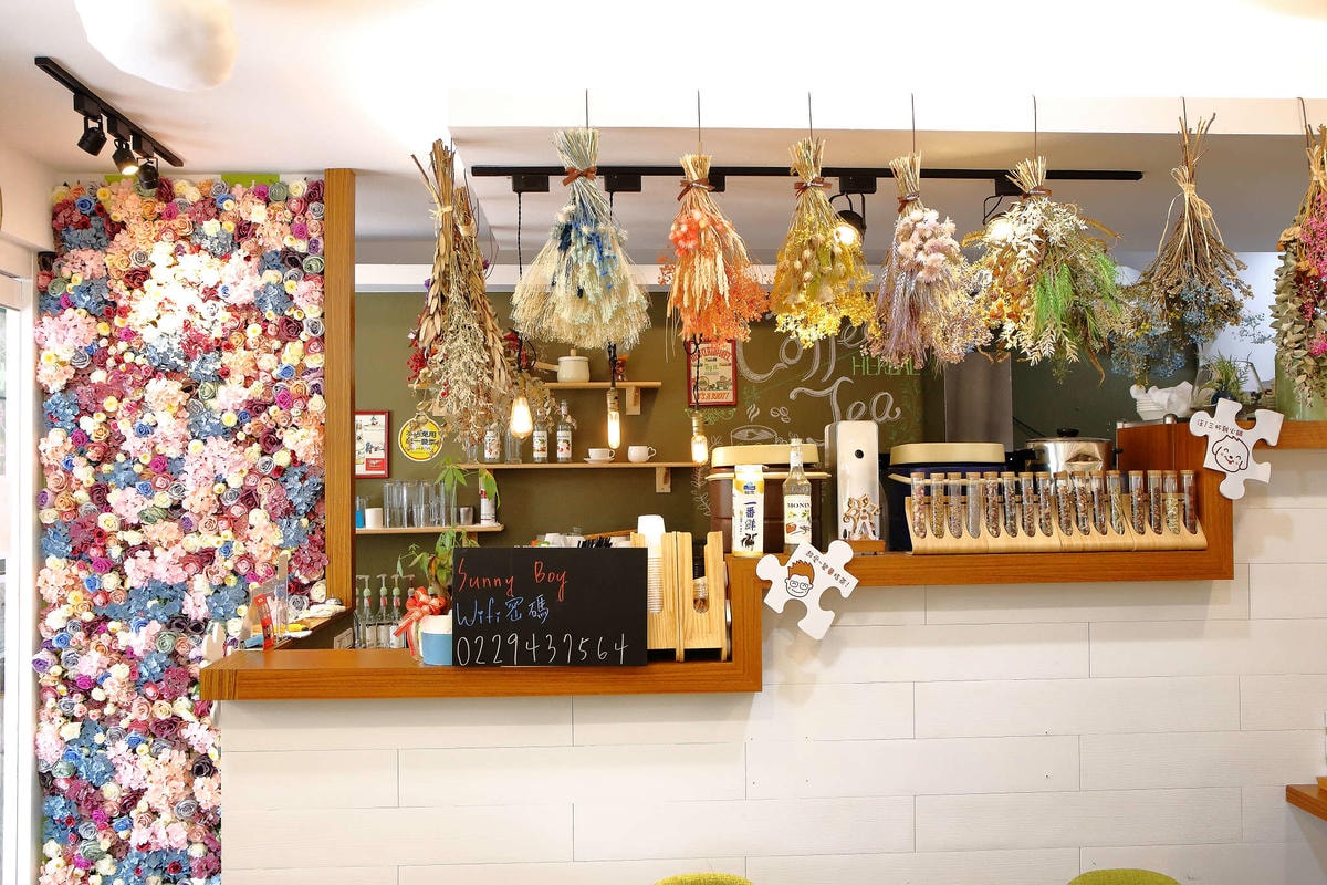 【食。中和】SUN BOY 陽光男孩餐飲店〜IG熱門打卡點。女孩們,這裡有繽紛色彩花牆,好喝的花草茶花辦果粒統統看得到!(已歇業)