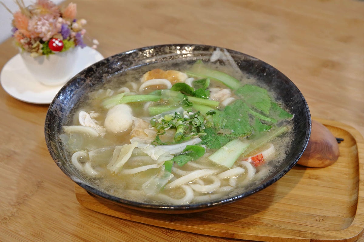 【食。中和】SUN BOY 陽光男孩餐飲店〜IG熱門打卡點。女孩們,這裡有繽紛色彩花牆,好喝的花草茶花辦果粒統統看得到!(已歇業)