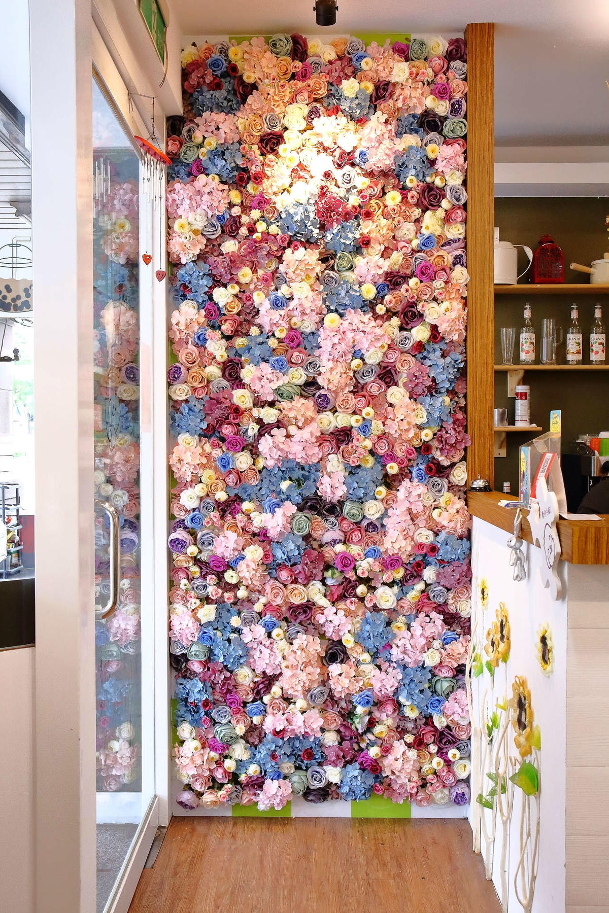 【食。中和】SUN BOY 陽光男孩餐飲店〜IG熱門打卡點。女孩們,這裡有繽紛色彩花牆,好喝的花草茶花辦果粒統統看得到!(已歇業)