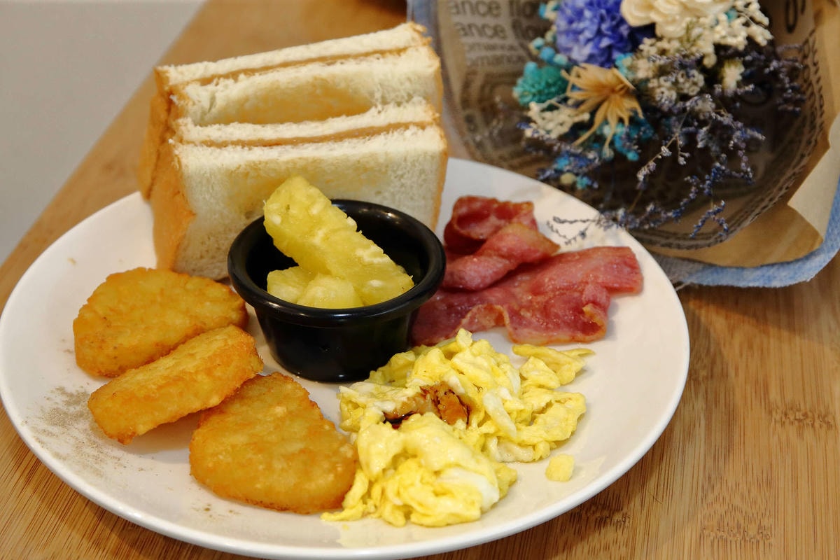 【食。中和】SUN BOY 陽光男孩餐飲店〜IG熱門打卡點。女孩們,這裡有繽紛色彩花牆,好喝的花草茶花辦果粒統統看得到!(已歇業)