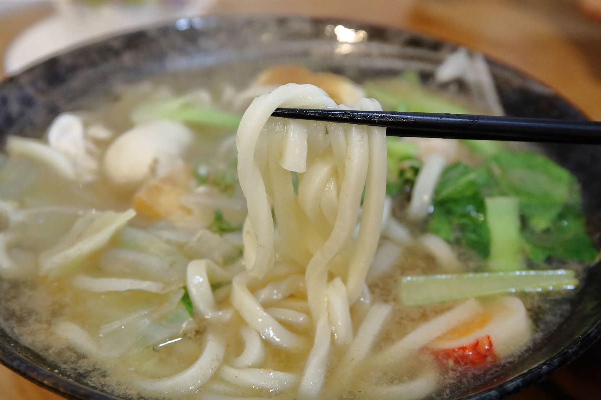 【食。中和】SUN BOY 陽光男孩餐飲店〜IG熱門打卡點。女孩們,這裡有繽紛色彩花牆,好喝的花草茶花辦果粒統統看得到!(已歇業)