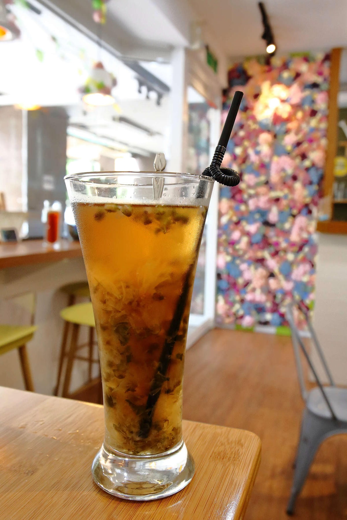 【食。中和】SUN BOY 陽光男孩餐飲店〜IG熱門打卡點。女孩們,這裡有繽紛色彩花牆,好喝的花草茶花辦果粒統統看得到!(已歇業)