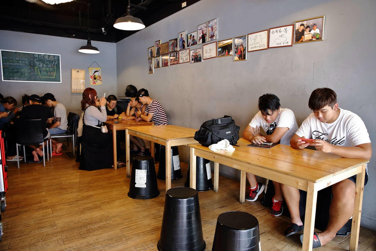 【食。台南】蜂橙複合式餐飲〜熱門IG打卡冰店。浮誇季節限定的芒果火山冰超霸氣,這樣吃才消暑!