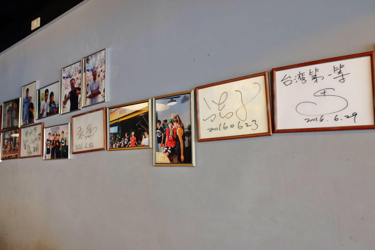 【食。台南】蜂橙複合式餐飲〜熱門IG打卡冰店。浮誇季節限定的芒果火山冰超霸氣,這樣吃才消暑!