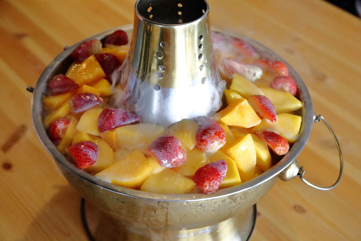 【食。台南】蜂橙複合式餐飲〜熱門IG打卡冰店。浮誇季節限定的芒果火山冰超霸氣,這樣吃才消暑!