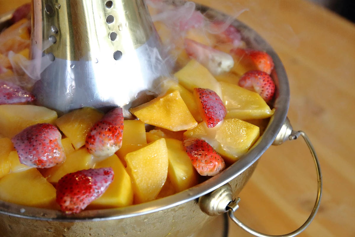 【食。台南】蜂橙複合式餐飲〜熱門IG打卡冰店。浮誇季節限定的芒果火山冰超霸氣,這樣吃才消暑!