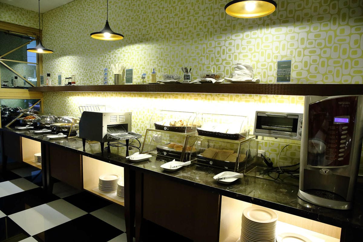 【住。高雄】樂逸商旅LA HOTEL〜高雄住宿推薦。近六合夜市、交通便利，自由行必住！