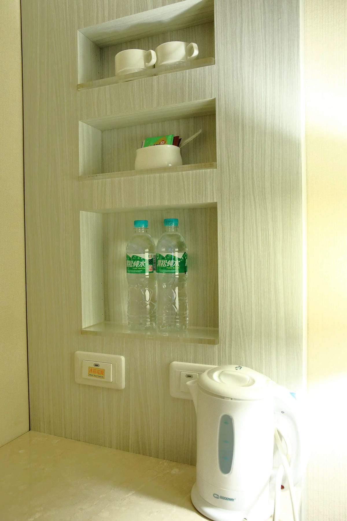 【住。高雄】樂逸商旅LA HOTEL〜高雄住宿推薦。近六合夜市、交通便利，自由行必住！