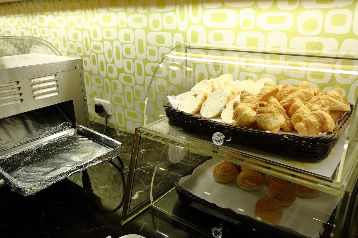 【住。高雄】樂逸商旅LA HOTEL〜高雄住宿推薦。近六合夜市、交通便利，自由行必住！