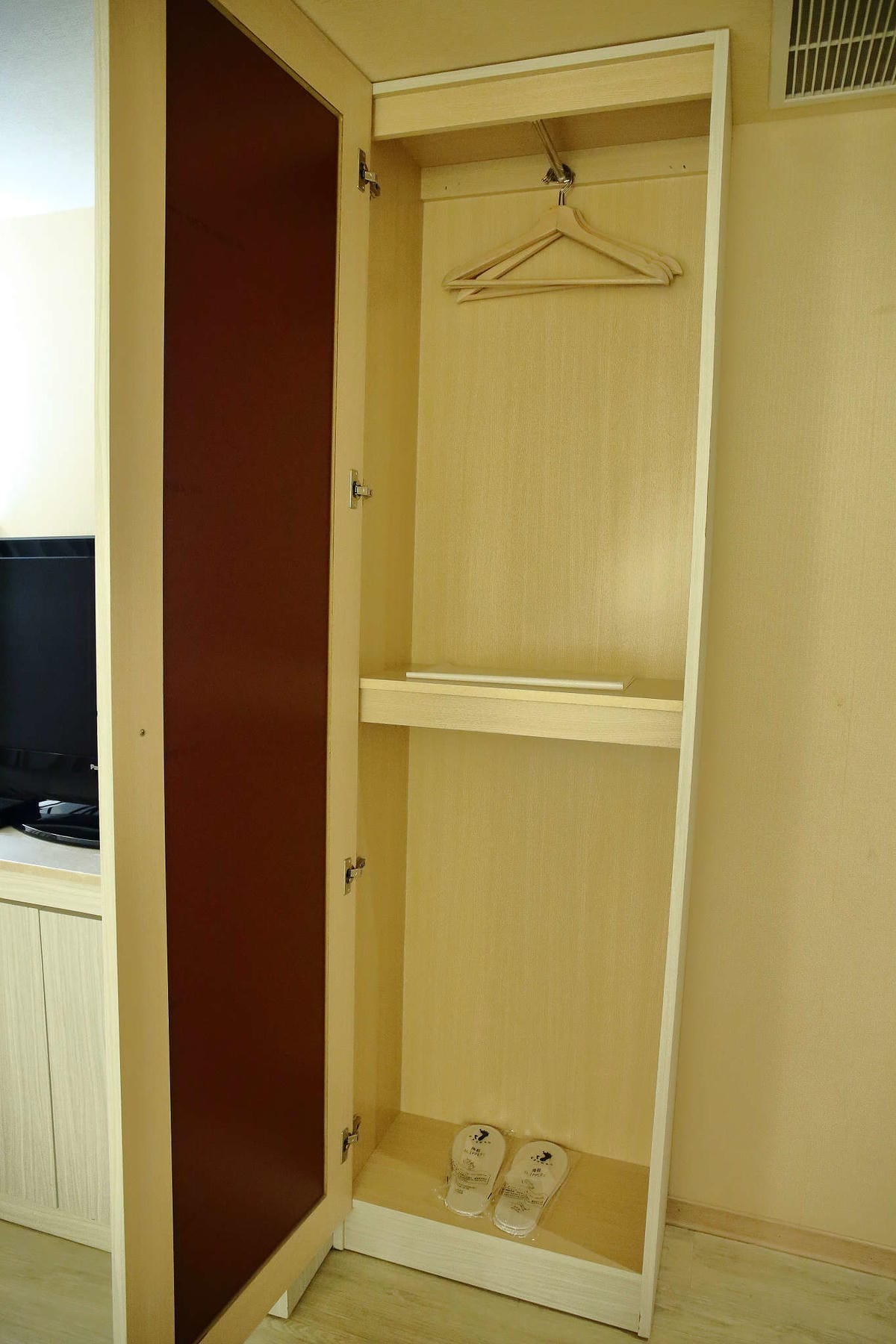 【住。高雄】樂逸商旅LA HOTEL〜高雄住宿推薦。近六合夜市、交通便利，自由行必住！