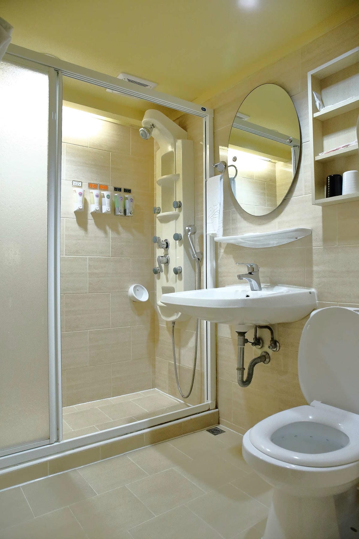 【住。高雄】樂逸商旅LA HOTEL〜高雄住宿推薦。近六合夜市、交通便利，自由行必住！