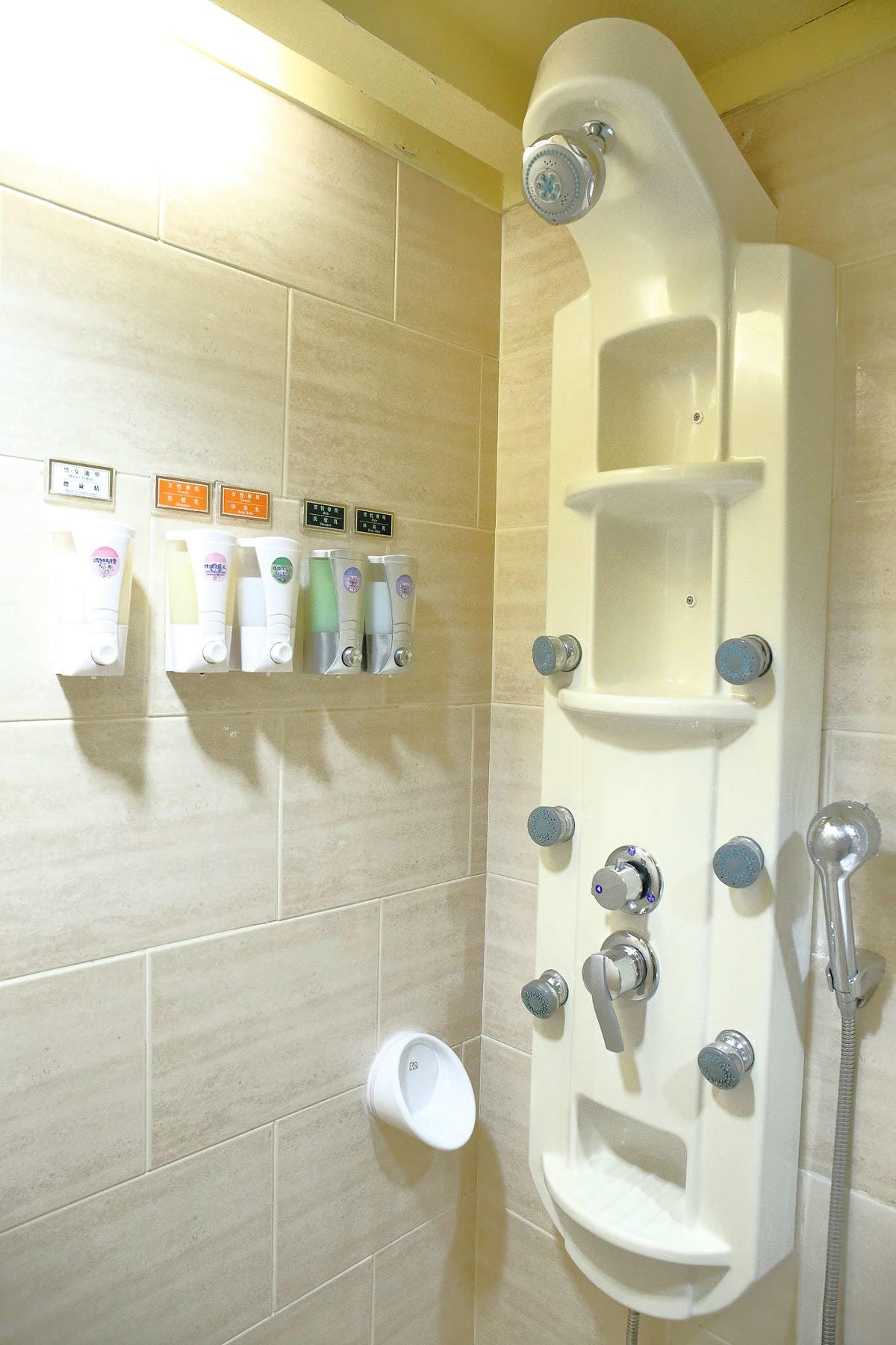 【住。高雄】樂逸商旅LA HOTEL〜高雄住宿推薦。近六合夜市、交通便利，自由行必住！