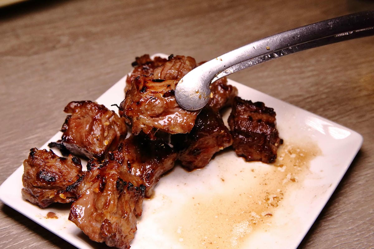 【食。台中】山鯨燒肉〜單點式燒肉精緻/豪華雙人套餐。櫻花樹下吃燒肉，濃濃的日式風味，超浪漫又好拍！