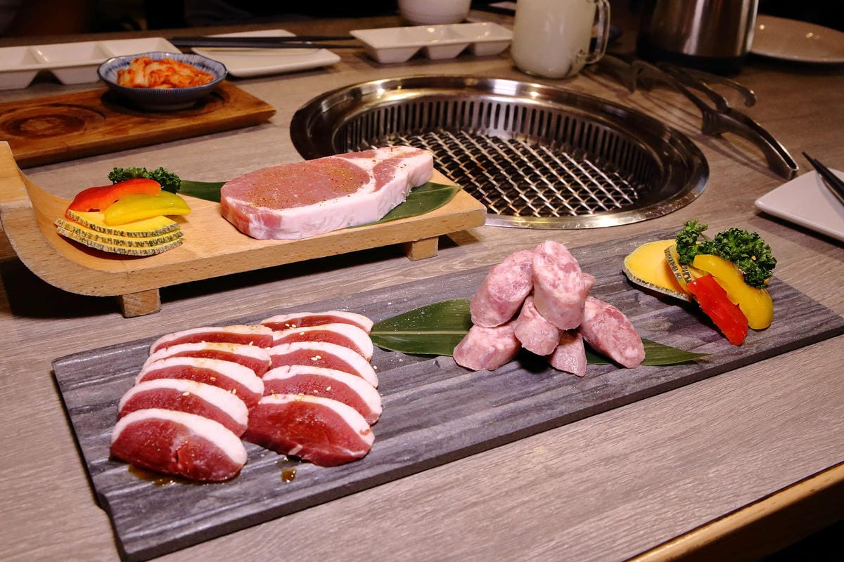 【食。台中】山鯨燒肉〜單點式燒肉精緻/豪華雙人套餐。櫻花樹下吃燒肉，濃濃的日式風味，超浪漫又好拍！