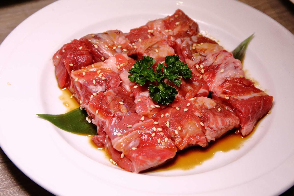 【食。台中】山鯨燒肉〜單點式燒肉精緻/豪華雙人套餐。櫻花樹下吃燒肉，濃濃的日式風味，超浪漫又好拍！