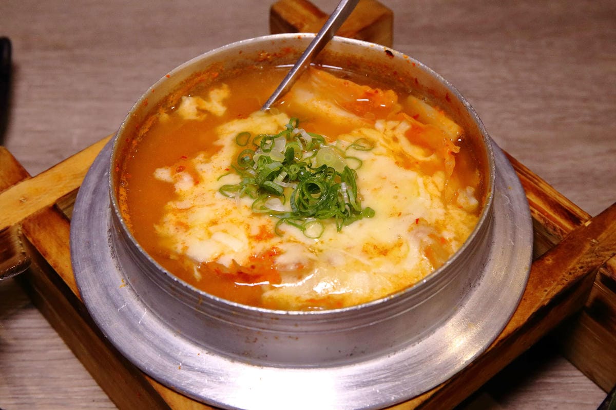 【食。台中】山鯨燒肉〜單點式燒肉精緻/豪華雙人套餐。櫻花樹下吃燒肉，濃濃的日式風味，超浪漫又好拍！