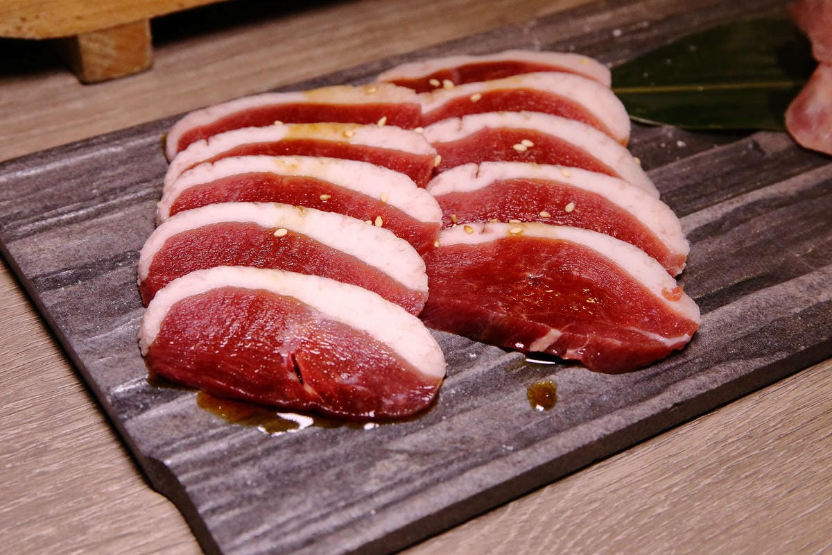 【食。台中】山鯨燒肉〜單點式燒肉精緻/豪華雙人套餐。櫻花樹下吃燒肉，濃濃的日式風味，超浪漫又好拍！