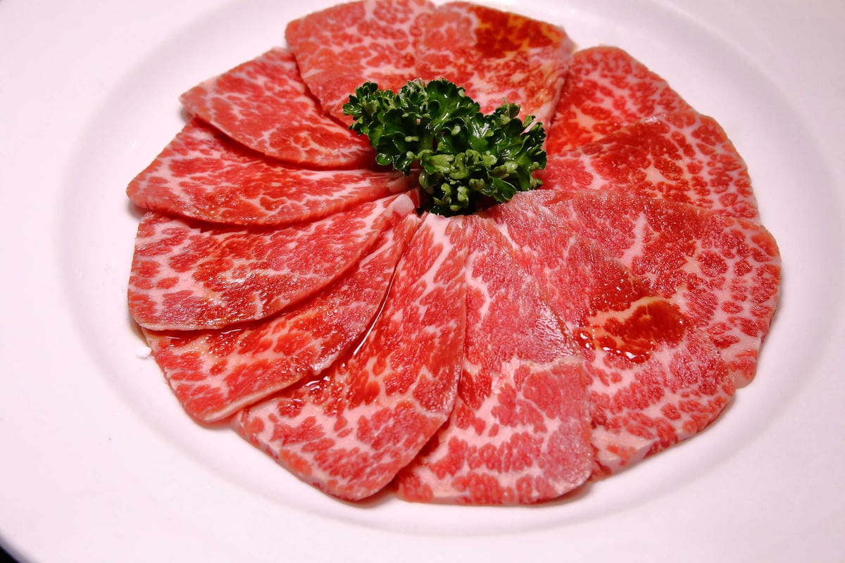 【食。台中】山鯨燒肉〜單點式燒肉精緻/豪華雙人套餐。櫻花樹下吃燒肉，濃濃的日式風味，超浪漫又好拍！