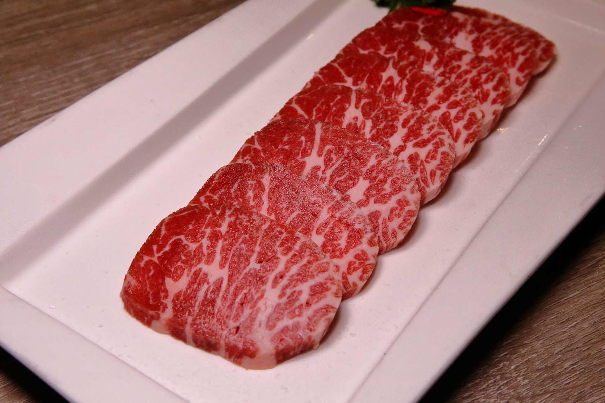 【食。台中】山鯨燒肉〜單點式燒肉精緻/豪華雙人套餐。櫻花樹下吃燒肉，濃濃的日式風味，超浪漫又好拍！