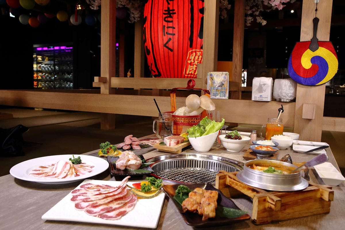 【食。台中】山鯨燒肉〜單點式燒肉精緻/豪華雙人套餐。櫻花樹下吃燒肉，濃濃的日式風味，超浪漫又好拍！