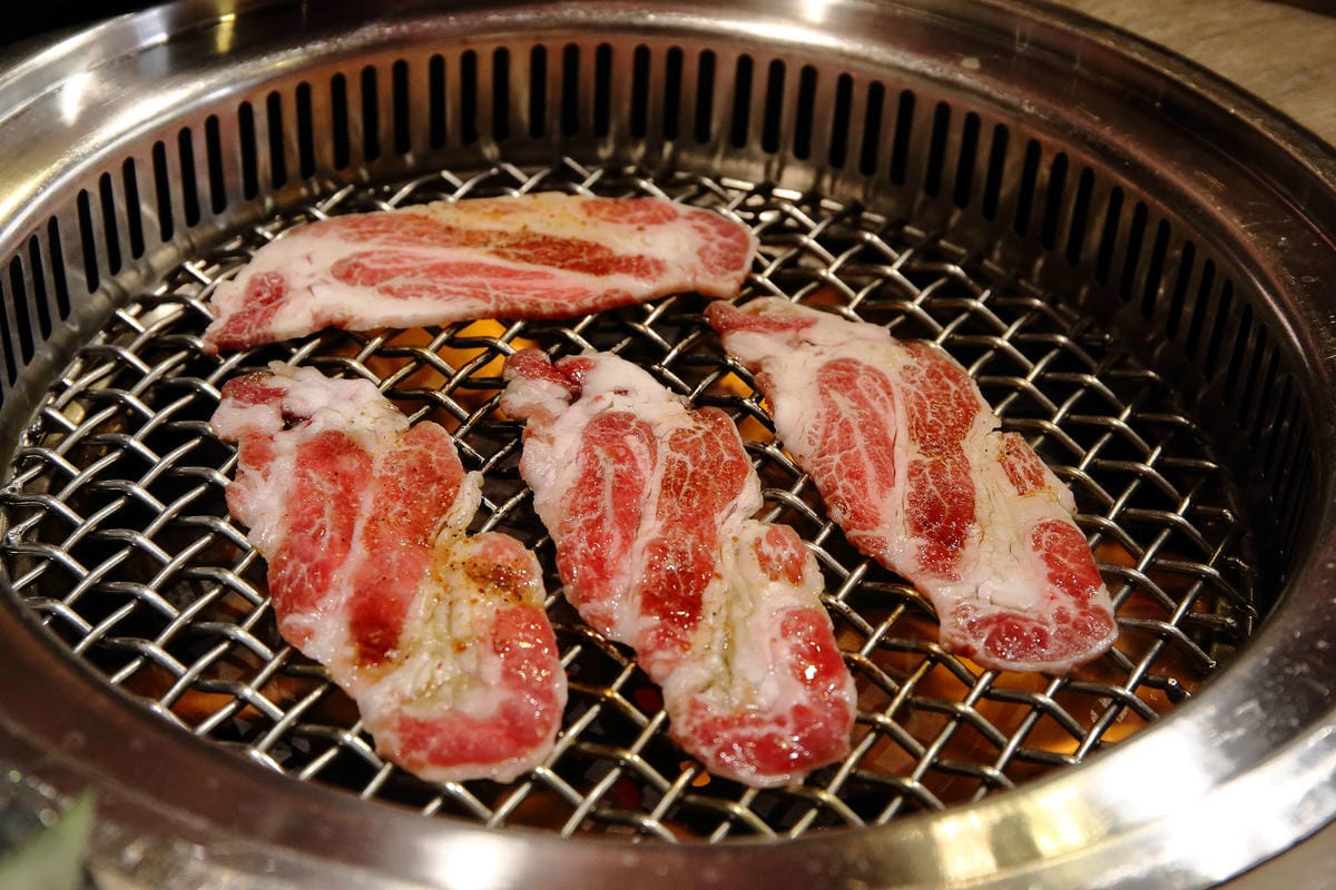 【食。台中】山鯨燒肉〜單點式燒肉精緻/豪華雙人套餐。櫻花樹下吃燒肉，濃濃的日式風味，超浪漫又好拍！