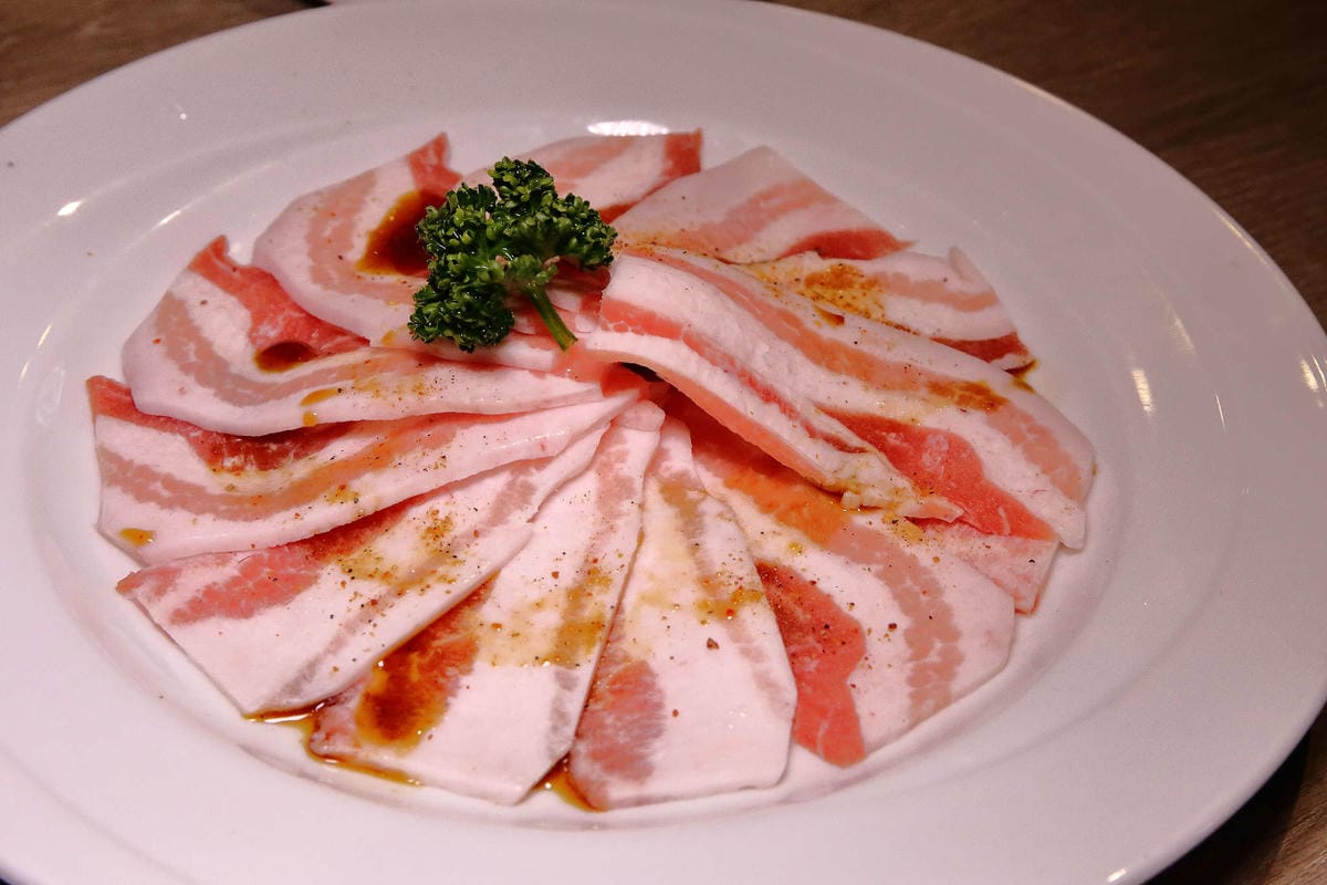 【食。台中】山鯨燒肉〜單點式燒肉精緻/豪華雙人套餐。櫻花樹下吃燒肉，濃濃的日式風味，超浪漫又好拍！