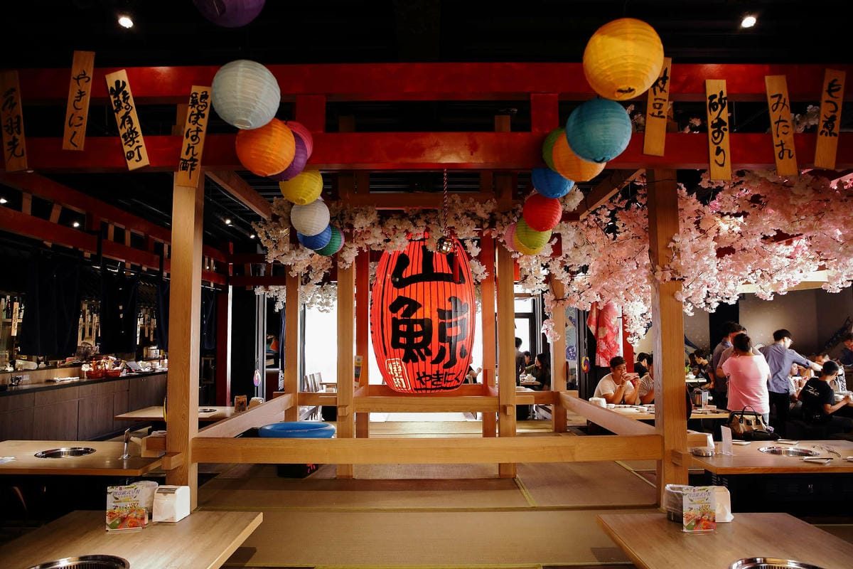 【食。台中】山鯨燒肉〜單點式燒肉精緻/豪華雙人套餐。櫻花樹下吃燒肉，濃濃的日式風味，超浪漫又好拍！