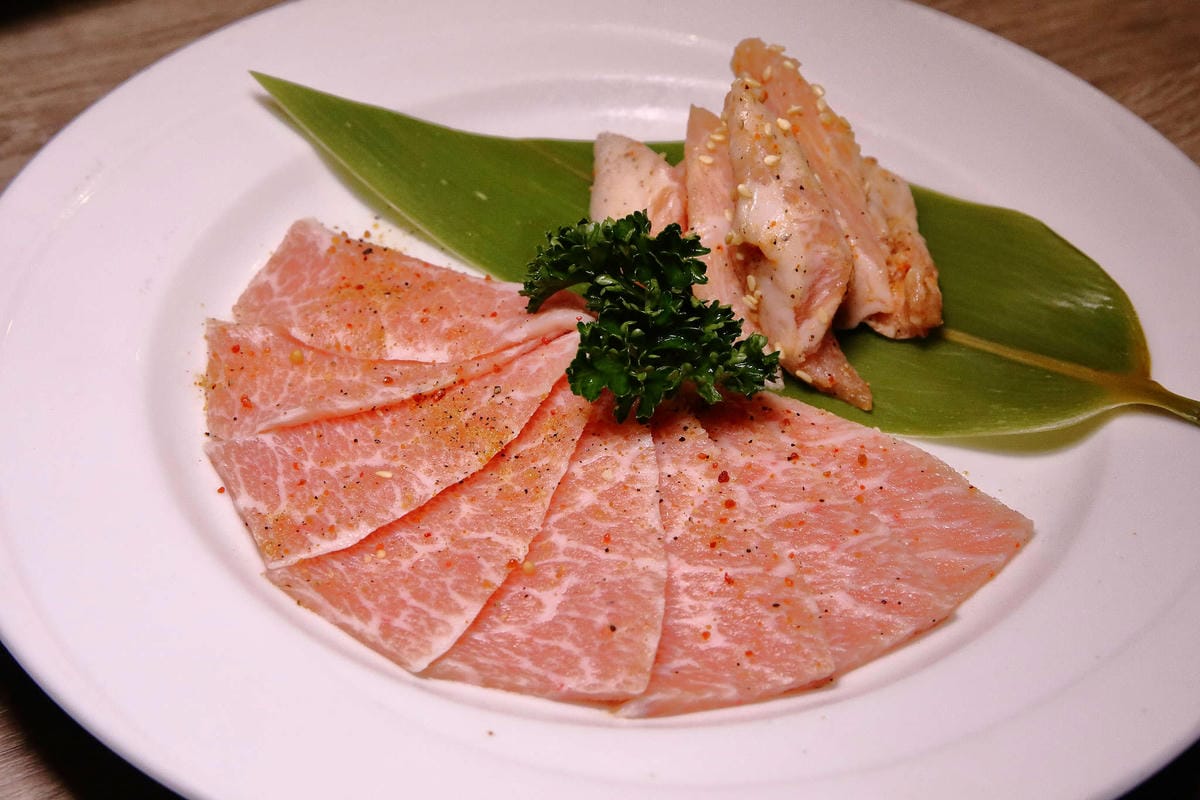 【食。台中】山鯨燒肉〜單點式燒肉精緻/豪華雙人套餐。櫻花樹下吃燒肉，濃濃的日式風味，超浪漫又好拍！