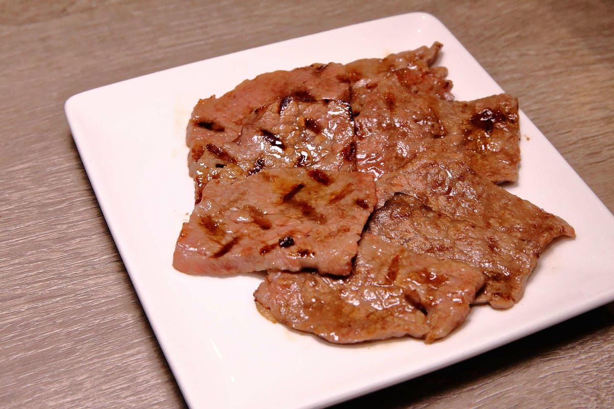 【食。台中】山鯨燒肉〜單點式燒肉精緻/豪華雙人套餐。櫻花樹下吃燒肉，濃濃的日式風味，超浪漫又好拍！