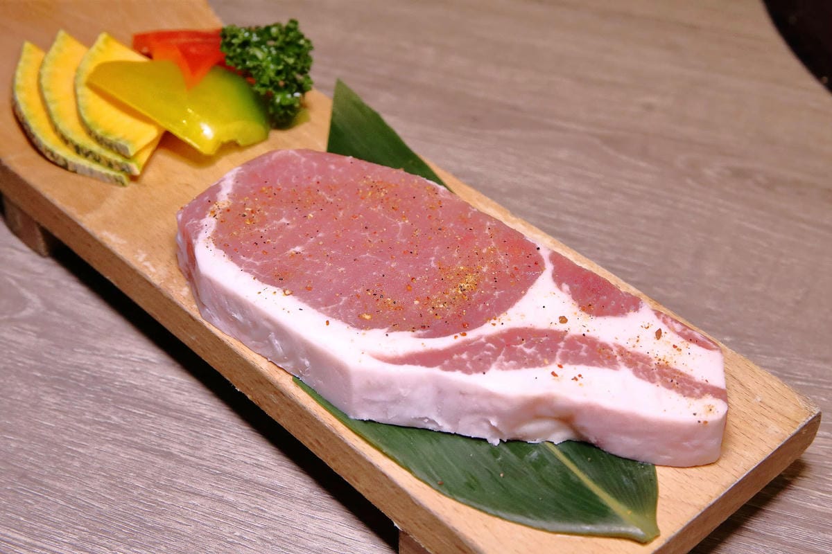 【食。台中】山鯨燒肉〜單點式燒肉精緻/豪華雙人套餐。櫻花樹下吃燒肉，濃濃的日式風味，超浪漫又好拍！