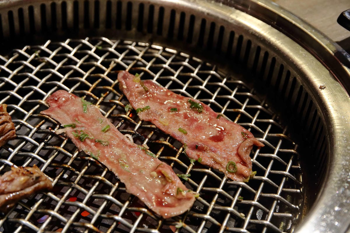 【食。台中】山鯨燒肉〜單點式燒肉精緻/豪華雙人套餐。櫻花樹下吃燒肉，濃濃的日式風味，超浪漫又好拍！