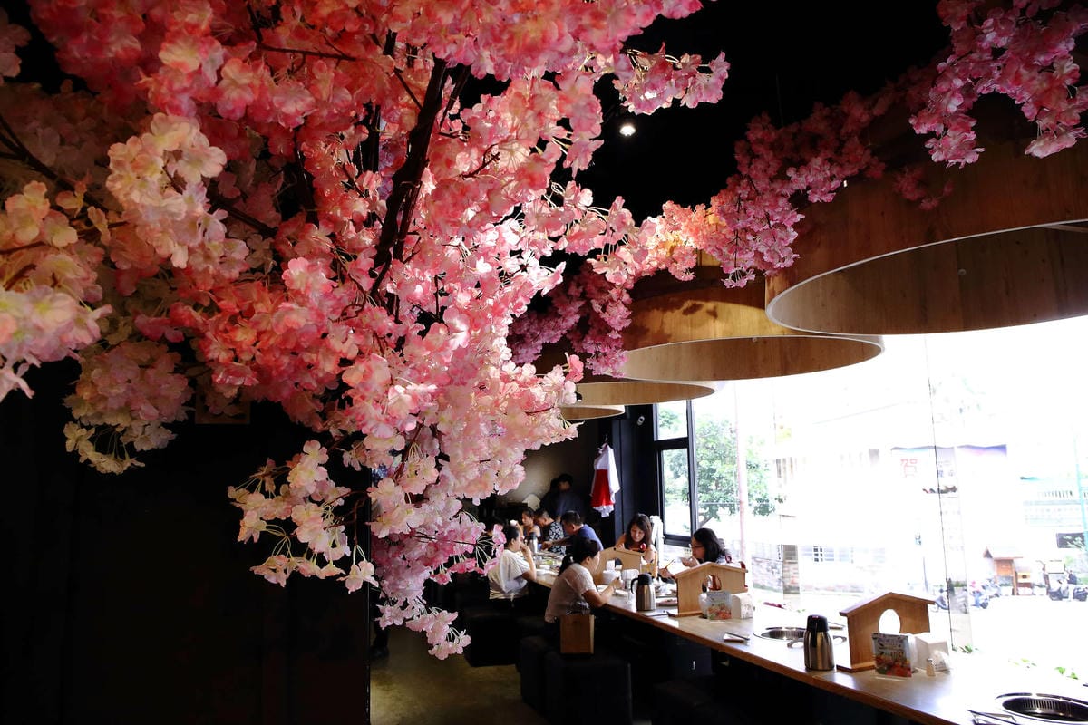 【食。台中】山鯨燒肉〜單點式燒肉精緻/豪華雙人套餐。櫻花樹下吃燒肉，濃濃的日式風味，超浪漫又好拍！