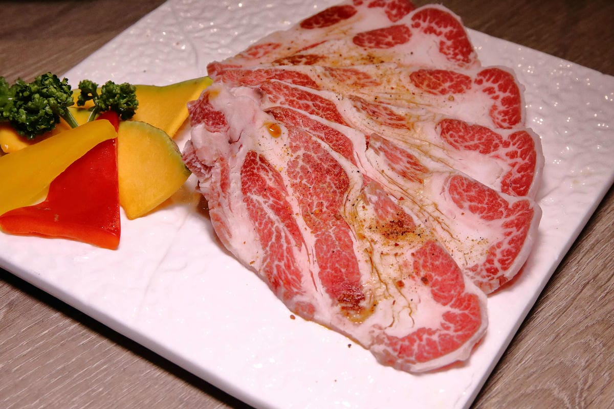 【食。台中】山鯨燒肉〜單點式燒肉精緻/豪華雙人套餐。櫻花樹下吃燒肉，濃濃的日式風味，超浪漫又好拍！