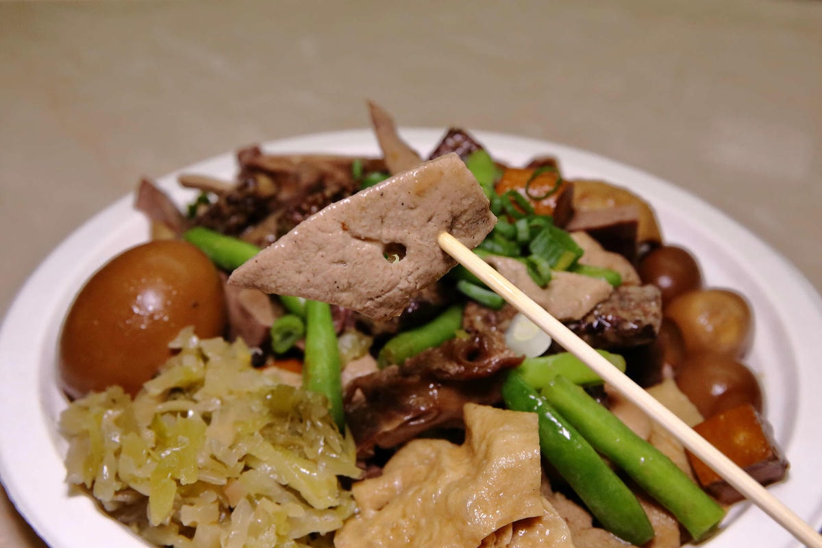 【食。高雄】關廟糖心滷味〜鳳山夜市必吃!甜心正妹賣滷味,秘制滷汁吮指回味,CP值高的銅板美食