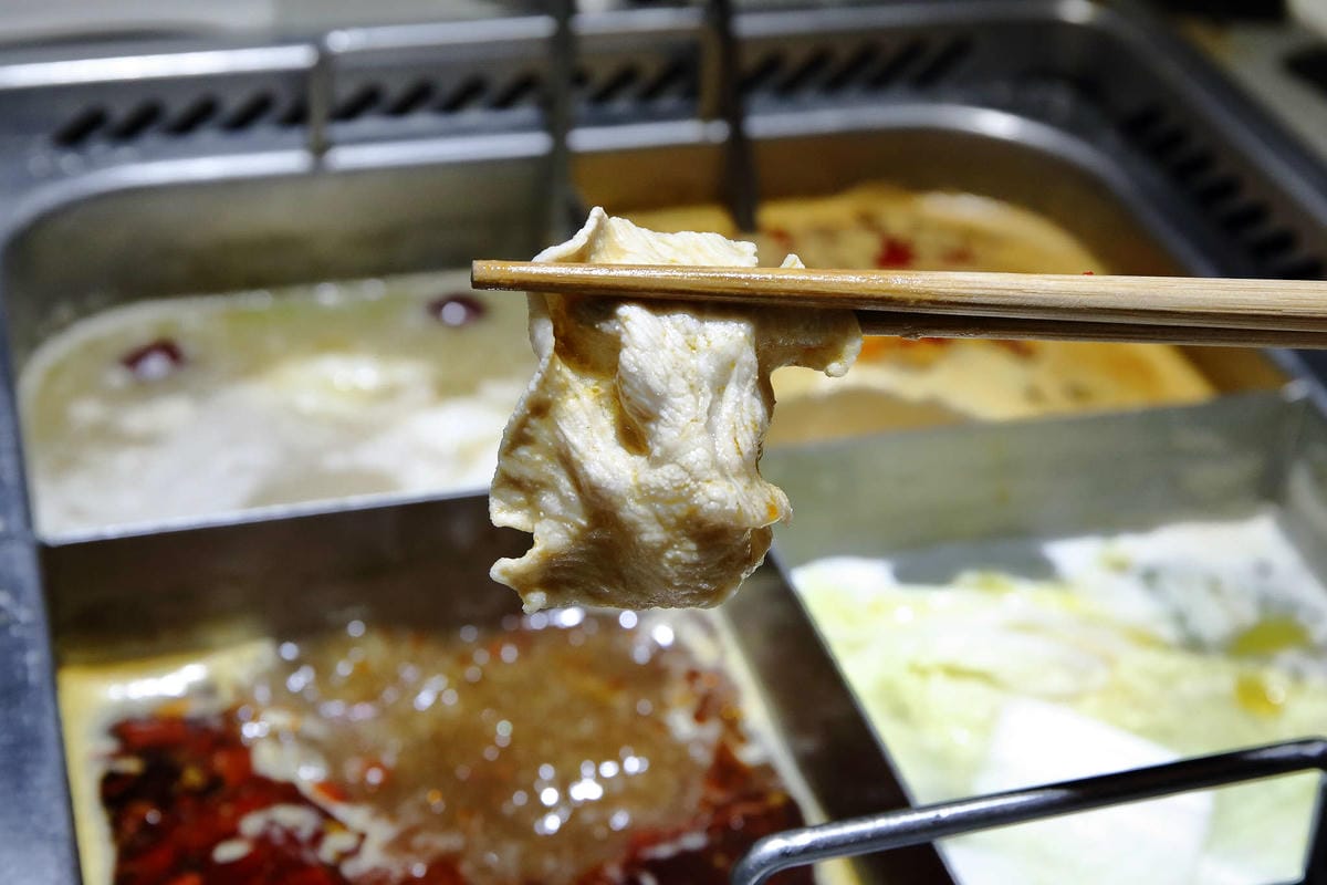 【食。板橋】海底撈火鍋〜夜貓族宵夜新選擇！四方格鴛鴦鍋全新湯底，三訪美味依舊不設限；飯局不是只能吃飯，還有桌遊！