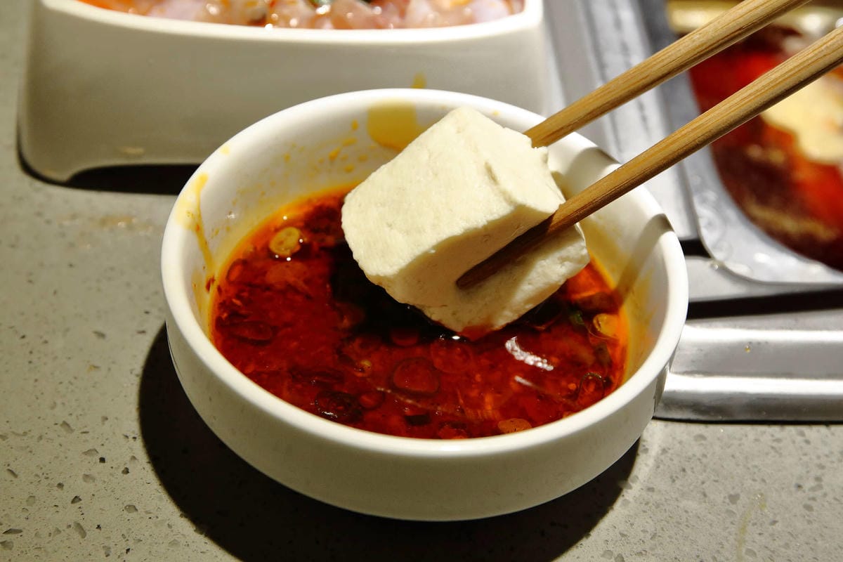 【食。板橋】海底撈火鍋〜夜貓族宵夜新選擇！四方格鴛鴦鍋全新湯底，三訪美味依舊不設限；飯局不是只能吃飯，還有桌遊！