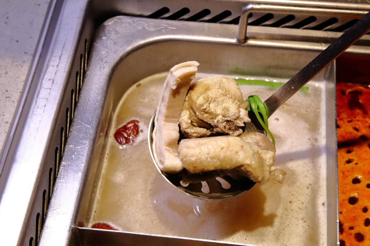 【食。板橋】海底撈火鍋〜夜貓族宵夜新選擇！四方格鴛鴦鍋全新湯底，三訪美味依舊不設限；飯局不是只能吃飯，還有桌遊！