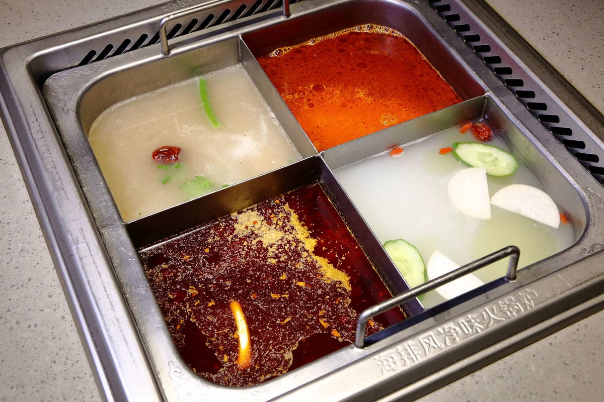 【食。板橋】海底撈火鍋〜夜貓族宵夜新選擇！四方格鴛鴦鍋全新湯底，三訪美味依舊不設限；飯局不是只能吃飯，還有桌遊！