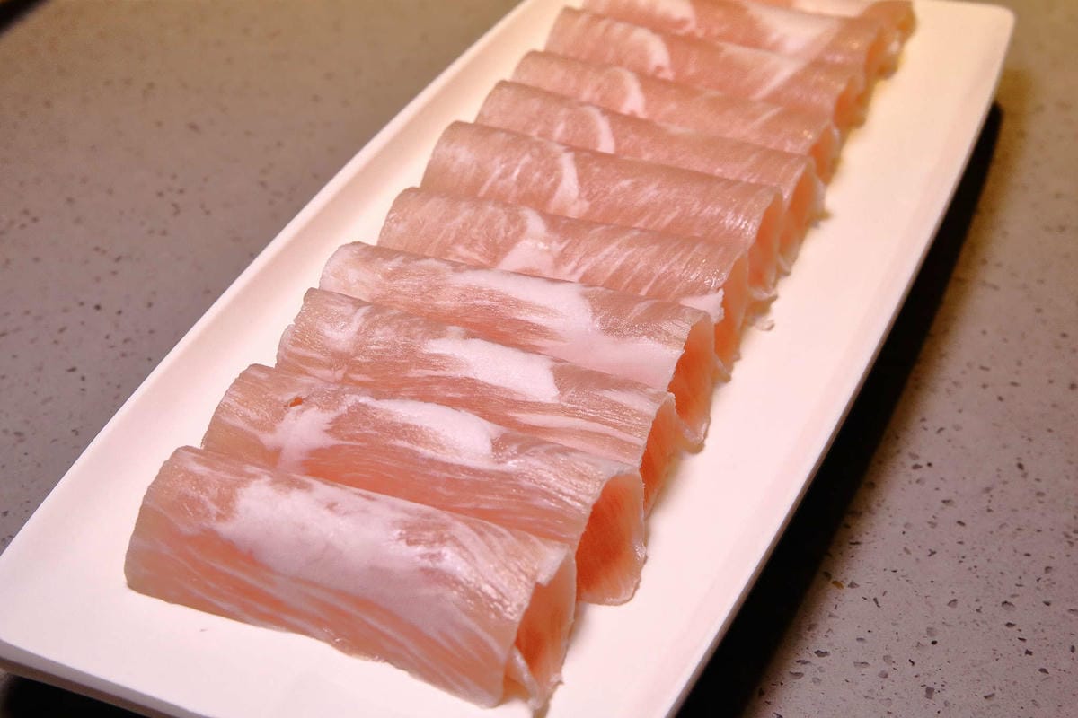 【食。板橋】海底撈火鍋〜夜貓族宵夜新選擇！四方格鴛鴦鍋全新湯底，三訪美味依舊不設限；飯局不是只能吃飯，還有桌遊！