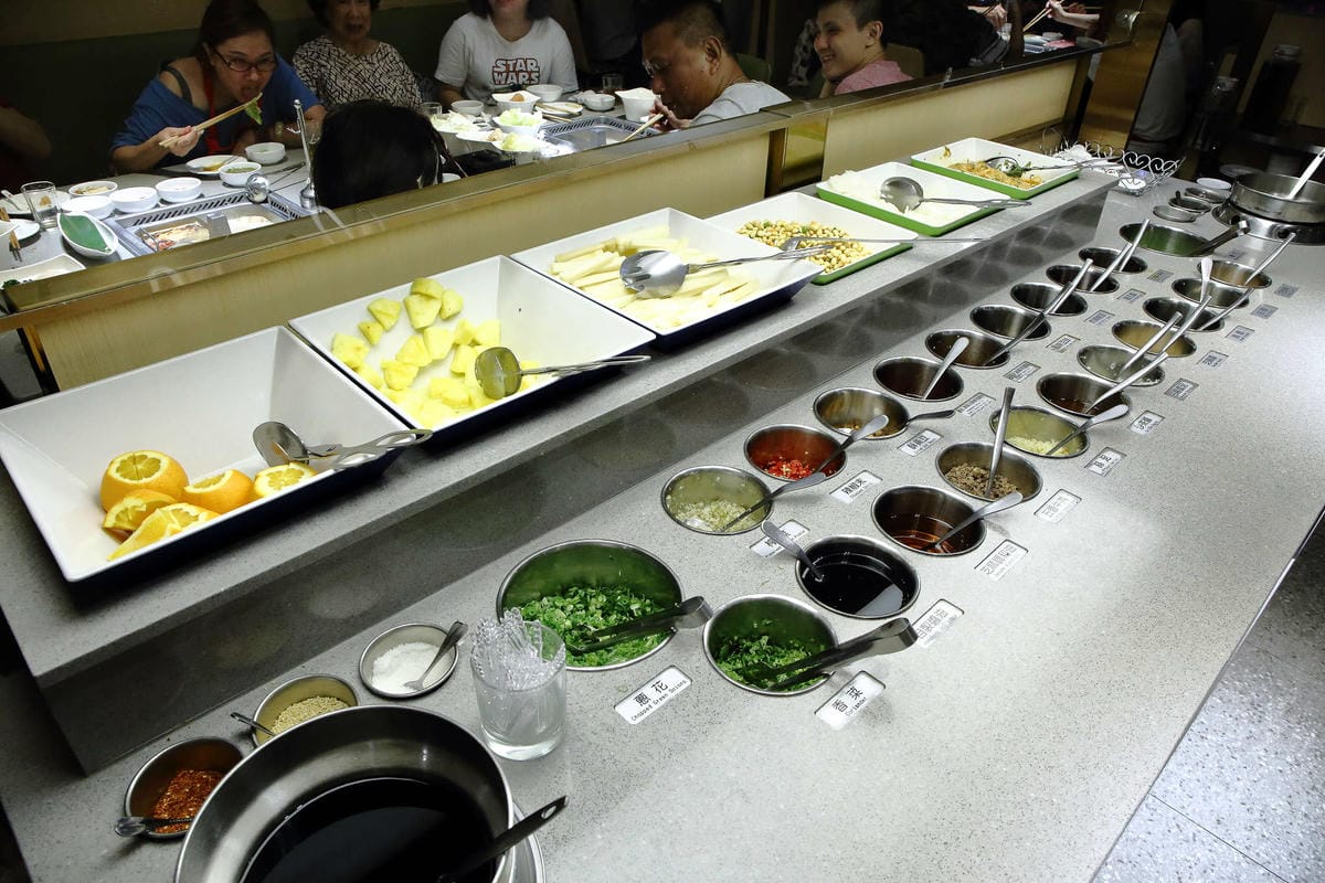 【食。板橋】海底撈火鍋〜夜貓族宵夜新選擇！四方格鴛鴦鍋全新湯底，三訪美味依舊不設限；飯局不是只能吃飯，還有桌遊！