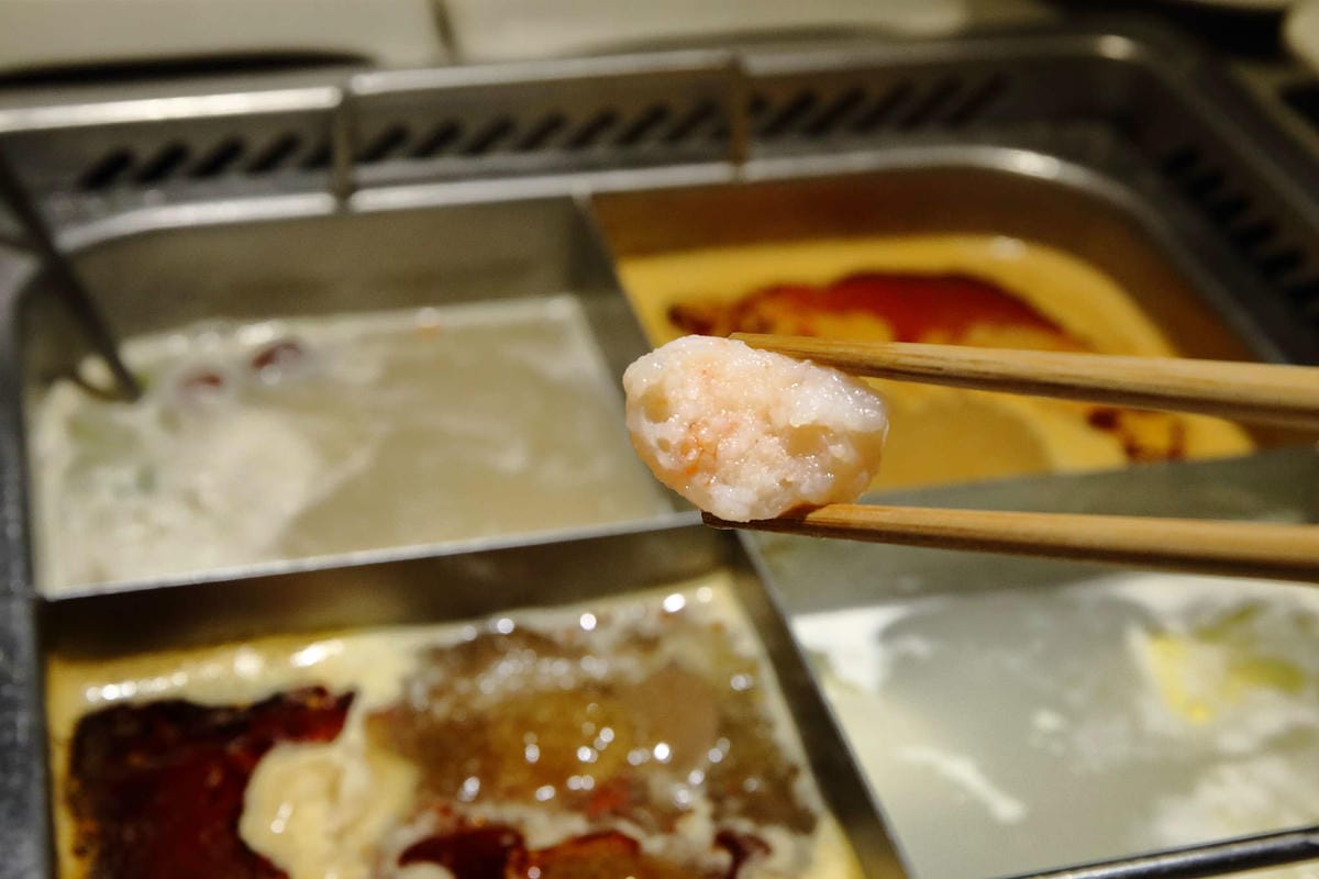 【食。板橋】海底撈火鍋〜夜貓族宵夜新選擇！四方格鴛鴦鍋全新湯底，三訪美味依舊不設限；飯局不是只能吃飯，還有桌遊！