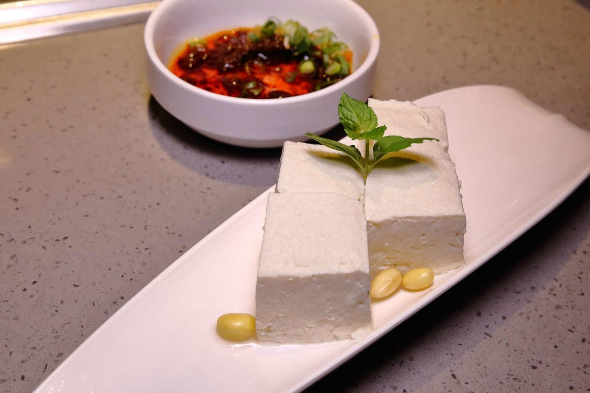 【食。板橋】海底撈火鍋〜夜貓族宵夜新選擇！四方格鴛鴦鍋全新湯底，三訪美味依舊不設限；飯局不是只能吃飯，還有桌遊！