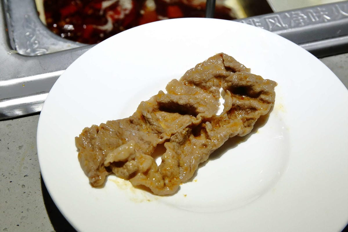 【食。板橋】海底撈火鍋〜夜貓族宵夜新選擇！四方格鴛鴦鍋全新湯底，三訪美味依舊不設限；飯局不是只能吃飯，還有桌遊！